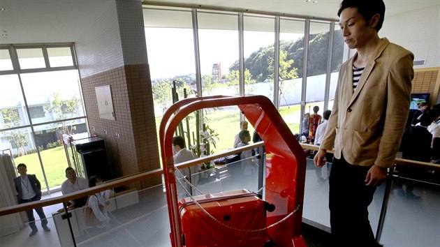 Na jihozpad Japonska se otevr hotel pln robot, zde ukzka robota, kter odnese zavazadla do pokoj (15. ervence 2015).