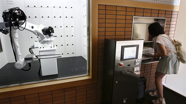 V Japonsku se otevr nov hotel pln robot (15. ervence 2015).