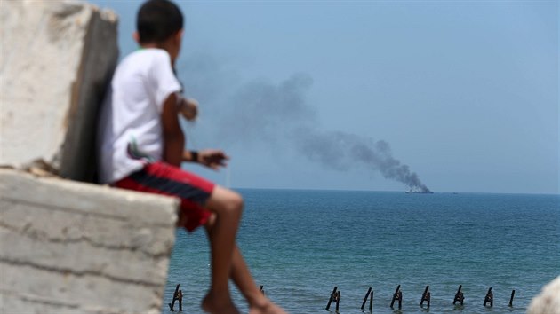 Palestinci sleduj kou z egyptsk lodi (16. ervence 2015).