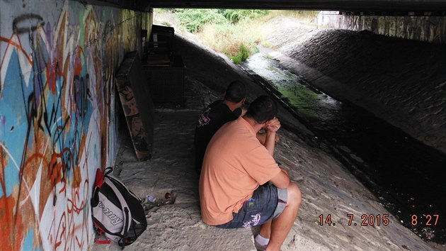 Mlad bezdomovci si vylepili kulturu svho bydlen pod mostem kradenm zahradnm nbytkem