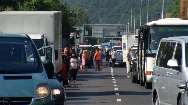 Pi nehod t aut na Strakonick skonilo jedno z havarovanch vozidel na stee