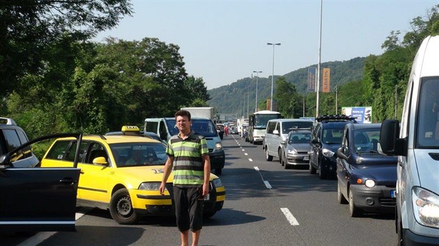 Pi nehod t aut na Strakonick skonilo jedno z havarovanch vozidel na stee