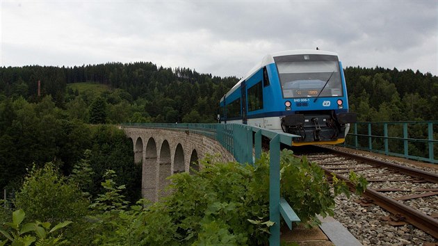 Na tra mezi Libercem a Tanvaldem se vrtily vlaky (na snmku verej prjezd pes smrovsk viadukt).