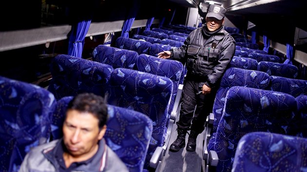 Mexick policie ptr po Joaqunu Guzmnovi (12. ervence 2015)