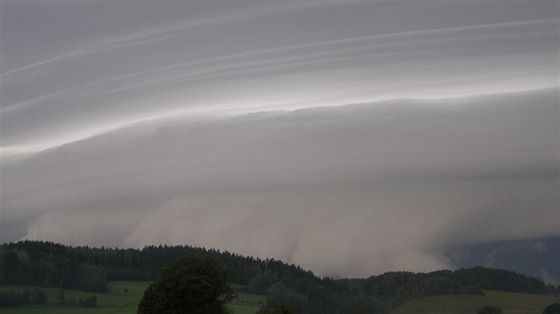 Shelf cloud nebo-li elfov mrak. Studen vzduch vytk z boue a hrne ped sebou oblanost.