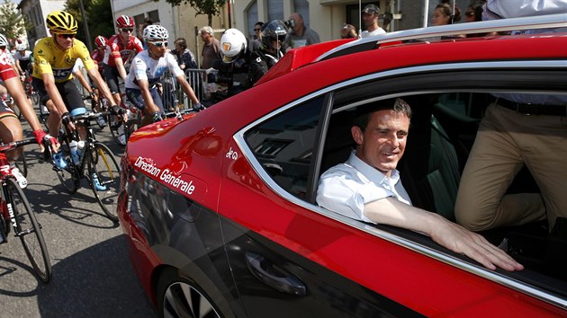 Francouzský premiér Manuel Valls je hostem ve 12. etap Tour de France.