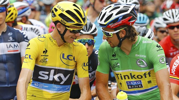 Britsk cyklista Chris Froome debatuje na startu 14. etapy Tour de France se slovenskm ldrem bodovac soute Peterem Saganem.