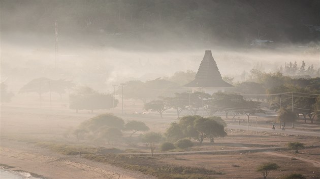 Timor je kesansk zem vedle obrovsk pevn muslimsk Indonsie. Mstn jsou na to nleit pyn, kdy se podvte podn, na t zvltn pyramid uvidte k.