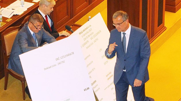 Ministr financ Andrej Babi si na jednn o elektronick evidenci treb pinesl ob tenky. (10. ervence 2015)