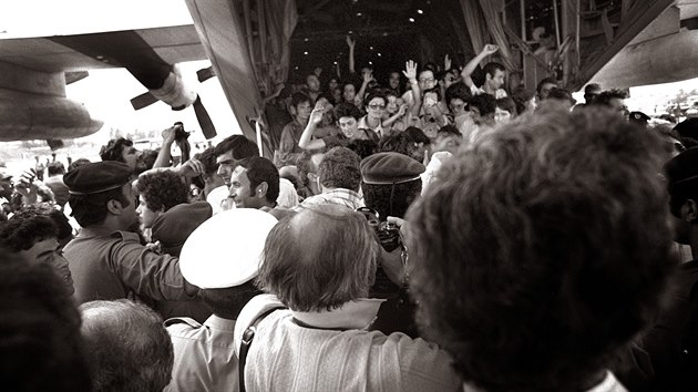 Vtn zachrněnch pasarů z letadla Air France na Ben Gurionově letiti v Izraeli. (1976)