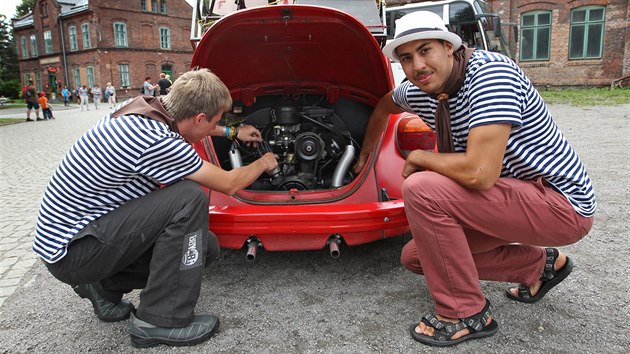 Ludk Brhel (vlevo) s Vladimrem krobnkem jsou spokojen, ped rozjezdem maj ve pipraveno. Posledn kontrolou proel i motor. (15. ervence 2015)