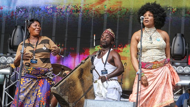 Dvanáct konžských hudebníků a zpěváků - to byli v pátek v podvečer Kassai Allstars.