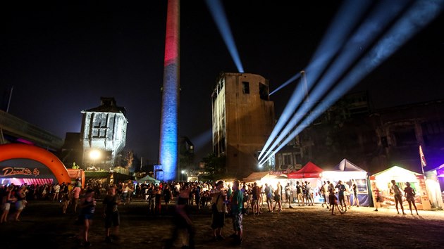 Symbiza industrilnho arelu s hudebnm festivalem je velmi magick. (17. ervence 2015)