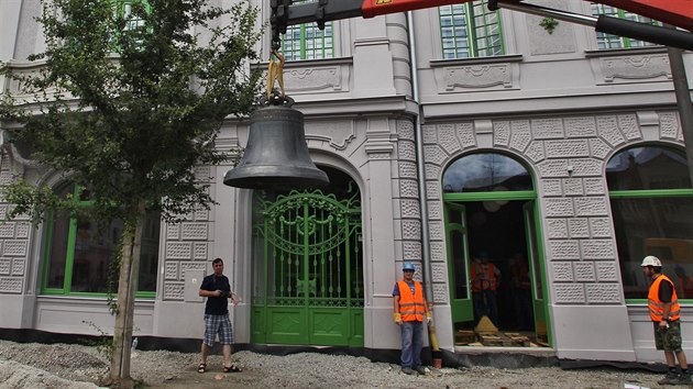 Sthovn zvon z kostela Narozen Panny Marie ve Starm Bohumn do zrekonstruovanho Nrodnho domu. Tam by zvony mly bt po dobu ne je bude mon zavsit opt v pvodnm kostele.