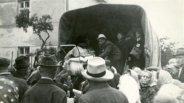 Odsun Nmc v roce 1946 z obce Paseka na Olomoucku. Postava vpravo v nákladním...