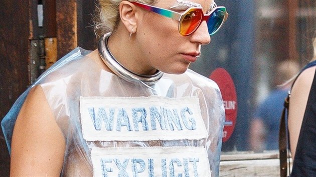 Lady Gaga si na veei v Amsterdamu vzala triko s varovnm ped pmou krsou.