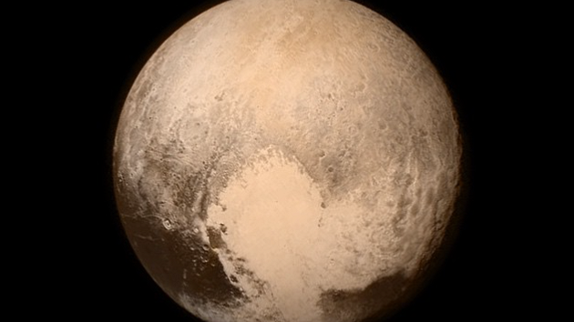 Zatím nejdetailnjí snímek Pluta, který NASA zveejnila 14. ervence 2015.