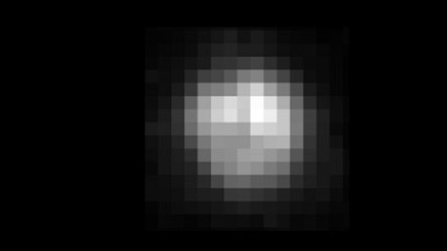 Takto jsme znali Pluto od roku 1996. New Horizons dnes podil snmek s rozlienm 1 pixel na tyi kilometry, co je zhruba 1000x lep rozlien.