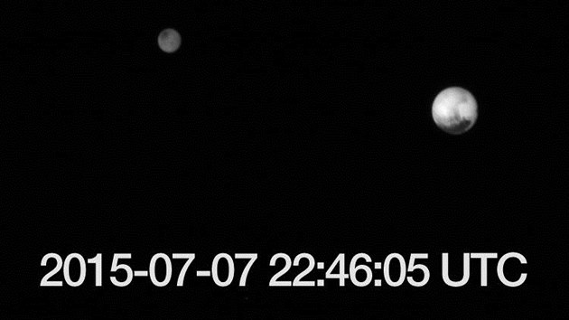 Takto sonda zachytila Pluto a jej msc tden ped nejblim piblenm.