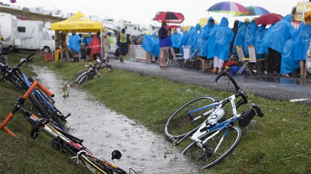 Jezdci i divci museli snet ve 12. etap Tour de France ps podmnky.