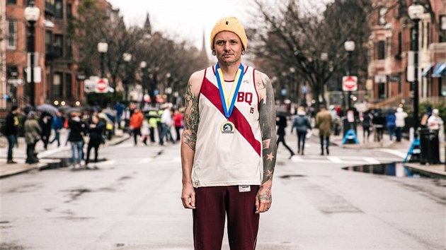 V Bostonu ped klubovnou Tracksmith na Newbury Street.