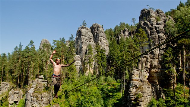 Odvn na lajnch. Tak se te chod ve skalnm mst v Adrpachu na Kovm vrchu pi 3. ronku Adrpach highline meetingu (17.7.2015).