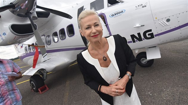 editelka Aircraft Industries Ilona Plkov ped novm letounem L 410 NG.