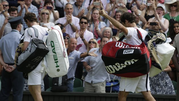 Andy Murray a Roger Federer odchzej z dvorce po semifinlovm utkn Wimbledonu. Vtzn Federer zdrav divky.