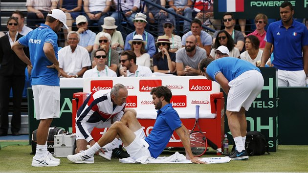 Francouzsk tenista Gilles Simon je oetovn v daviscupovm zpasu s Britni.