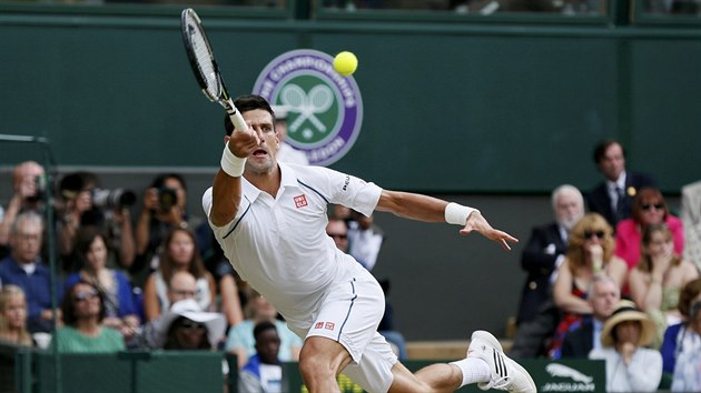 Novak Djokovi returnuje ve finle Wimbledonu.