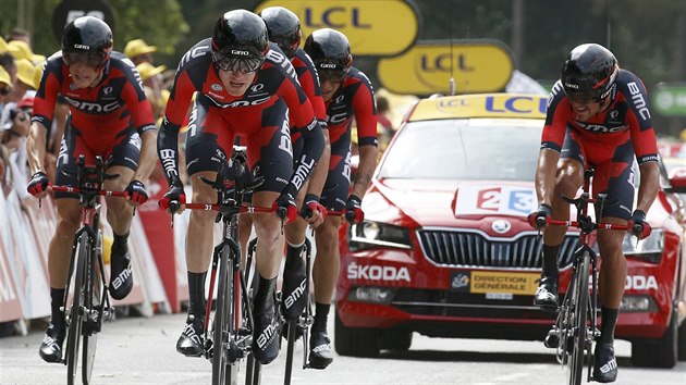 Americk cyklista Tejay van Garderen vede svj tm BMC k vtzstv v 9. etap Tour de France.