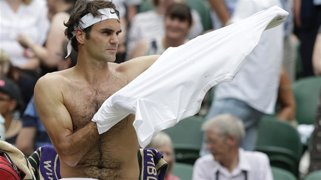 Roger Federer se pevlk bhem finle Wimbledonu.