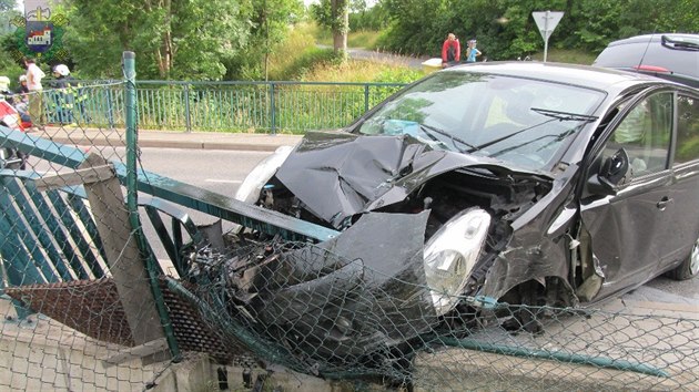 idi Nissanu poniil pi nehod ve Rtyni v Podkrkono plot, pak narazil do zbradl mostku (11.7.2015).