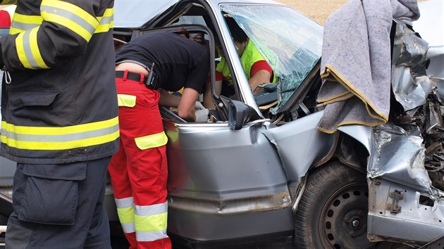 Dva lid se zranili pi elnm stetu osobnho auta s traktorem u obce Skochovice na Krlovhradecku (15.7.2015).