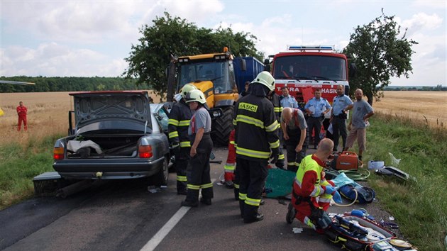 Dva lid se zranili pi elnm stetu osobnho auta s traktorem u obce Skochovice na Krlovhradecku (15.7.2015).