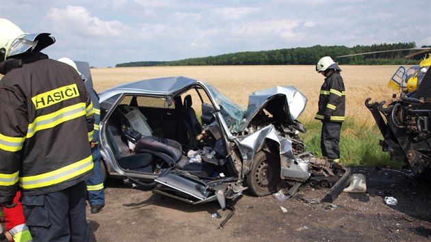 Dva lid se zranili pi elnm stetu osobnho auta s traktorem u obce Skochovice na Krlovhradecku (15.7.2015).