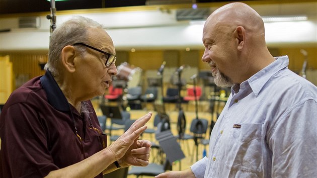 Ennio Morricone (vlevo) nahrv v praskm studiu filmovou hudbu k westernu The Hateful Eight.