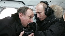 Tehdejí editel FSB Nikolaj Paruev s prezidentem Vladimirem Putinem na cest...