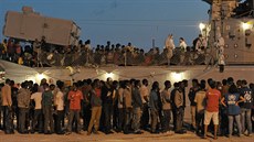 Migranti vystupují z lodě na pobřeží Itálie. (17. července 2015) Migranti vystupují z lodě na pobřeží Itálie. (17. července 2015)