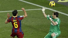 BEZMOC A EUFORIE. Xavi právě překonává Ikera Casillase. BEZMOC A EUFORIE. Xavi právě překonává Ikera Casillase.
