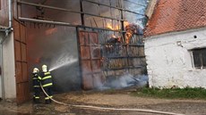 Požár seníku v Jeníkovicích na Domažlicku (15. 7. 2015) Požár seníku v Jeníkovicích na Domažlicku (15. 7. 2015)