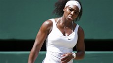 Americká tenistka Serena Willamsová má na zaátku wimbledonského finále...