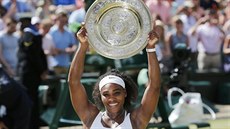 Americká tenistka Serena Williamsová zvedá nad hlavu wimbledonskou trofej.