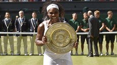 Americká tenistka Serena Williamsová si slavnostní ceremoniál po vítzství ve...