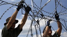 Maďarský plot proti uprchlíkům vzniká i díky práci místních trestanců (16.... Maďarský plot proti uprchlíkům vzniká i díky práci místních trestanců (16....