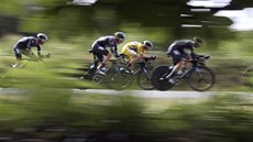 Team Sky s Leopoldem Königem a lídrem Tour de France Chrisem Froomem na trati...