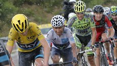 Dvanáctou etapu Tour de France spláchla bouka.