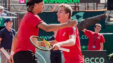 Tenisté Ruben Bemelmans (vpravo) a Kimmer Coppejans mají dvod k radosti,...