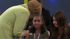 Merkelová utěšuje palestinskou dívku Merkelová utěšuje palestinskou dívku