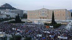 Ped eckým parlamentem v Aténách lidé v pátek protestovali proti schválení...